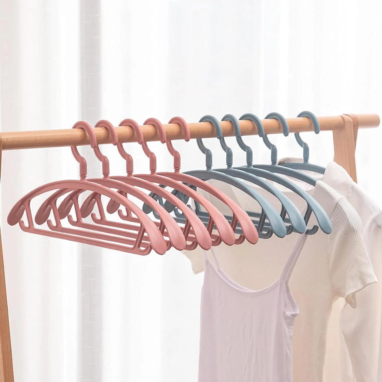 0231 Plastic Hangers, Clothes Hangers - Lightweight Space Saving Hangers - Standard Hangers for Clothes - Durable, Slim & Sleek Hangers (10pc)