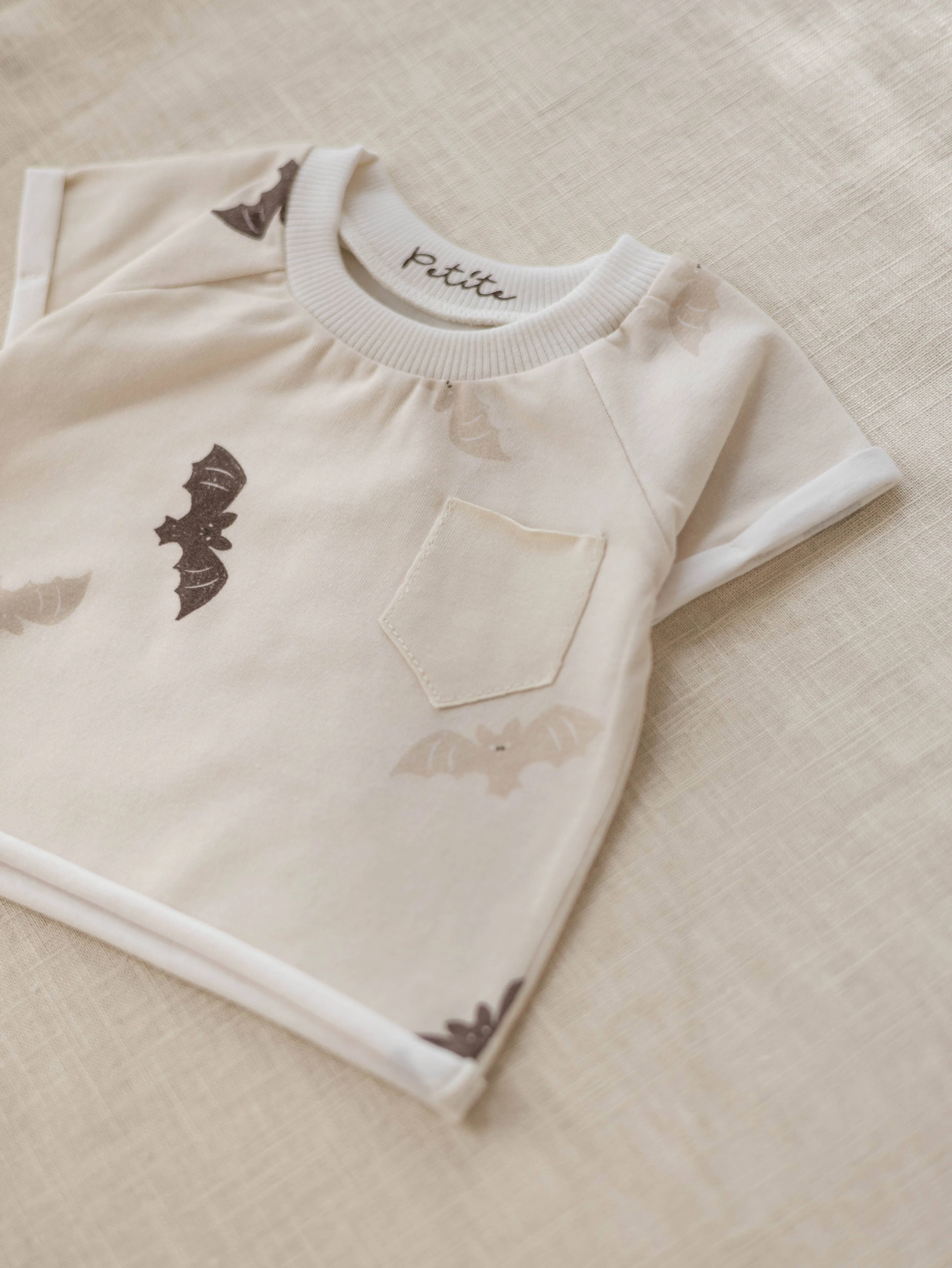 Baby t-shirt / beige bats